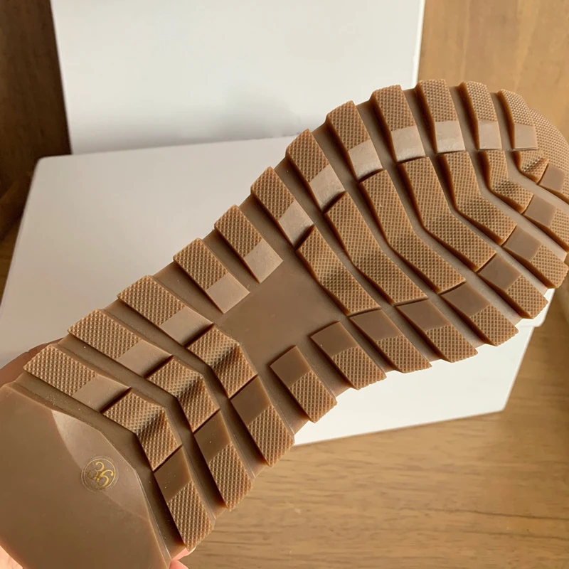 New casual sports shoes. The upper is made of imported cashmere  real silk. shoes for women sneakers