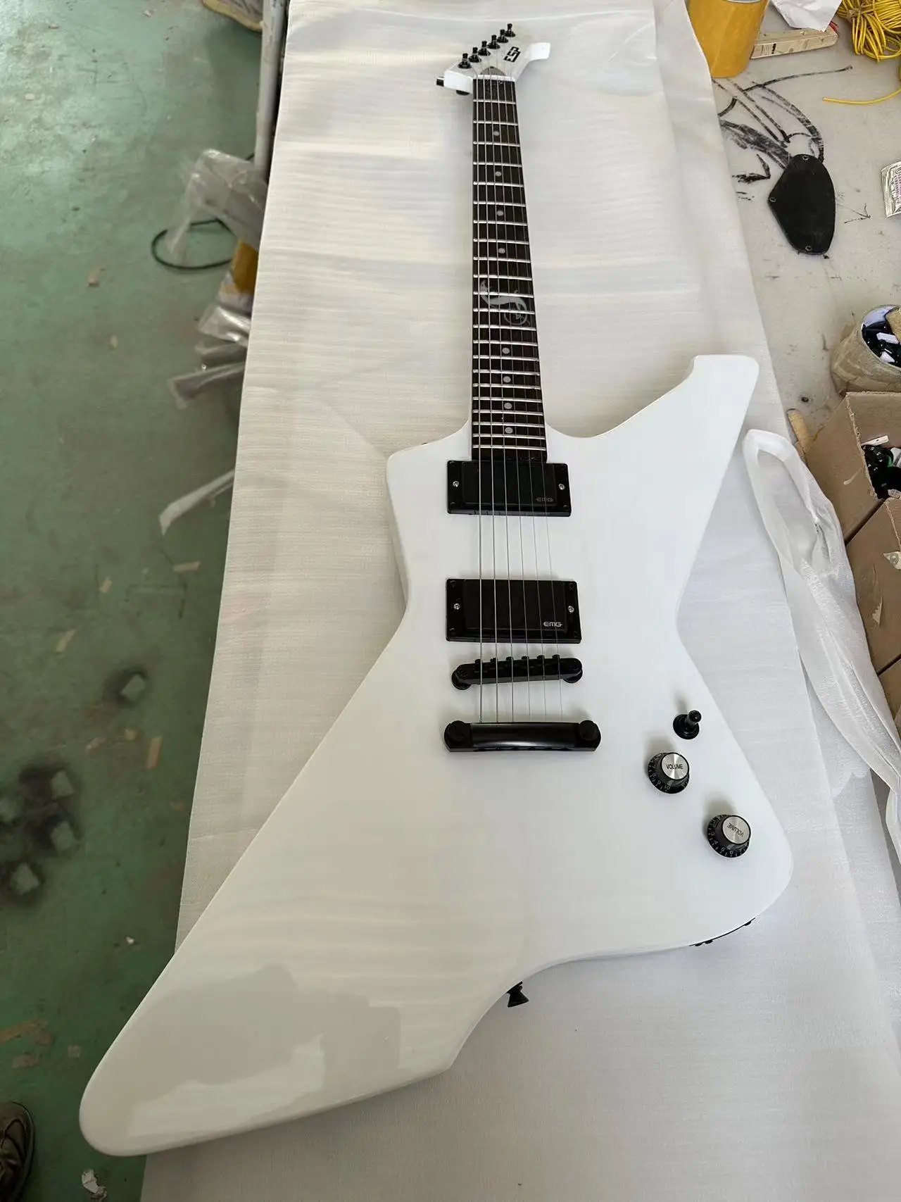 

ESP James Hetfield Signature Snakebyte Electric Guitar Snow White with rosewood fretboard,Active Pickups New Arrival