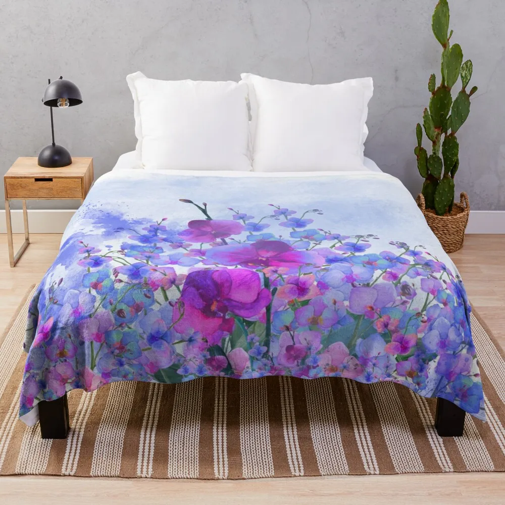 Фиолетово-синее плюшевое тонкое одеяло в саду орхидеи