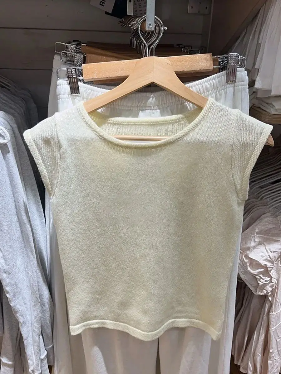 Бежевые вязаные тонкие топы на бретелях женские летние хлопковые без рукавов с