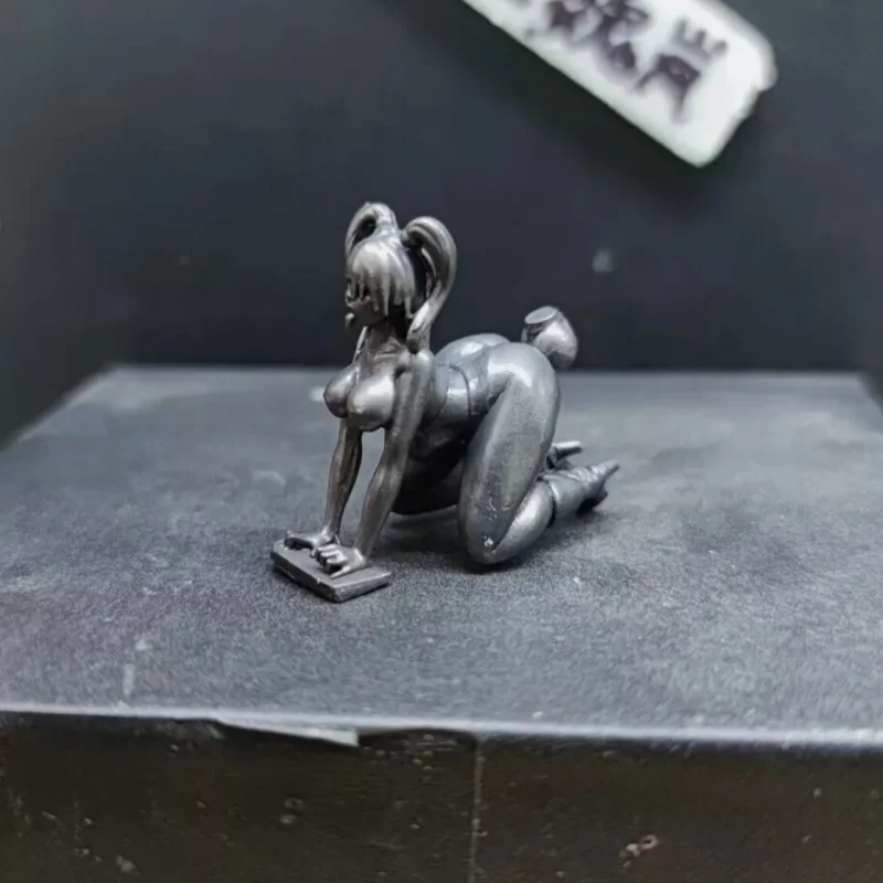 Бронзовая статуя девушки