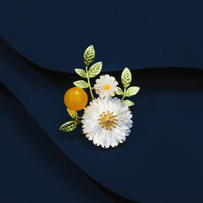 

Daisy Brooches for Women 2022 Trendy Shell Brooch for Woman Suit Jewelry White Flower Nature Seashell Lapel Pins for Men Gift