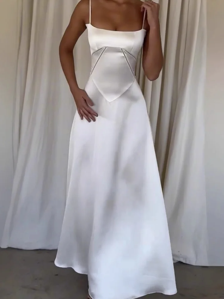 Элегантное белое атласное длинное платье с завязками на шнурке и открытой спиной