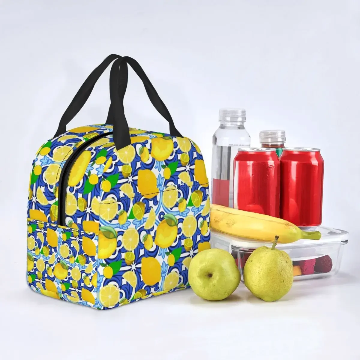 Лимон на верхней части сине-белой плитки итальянский стиль изолированный