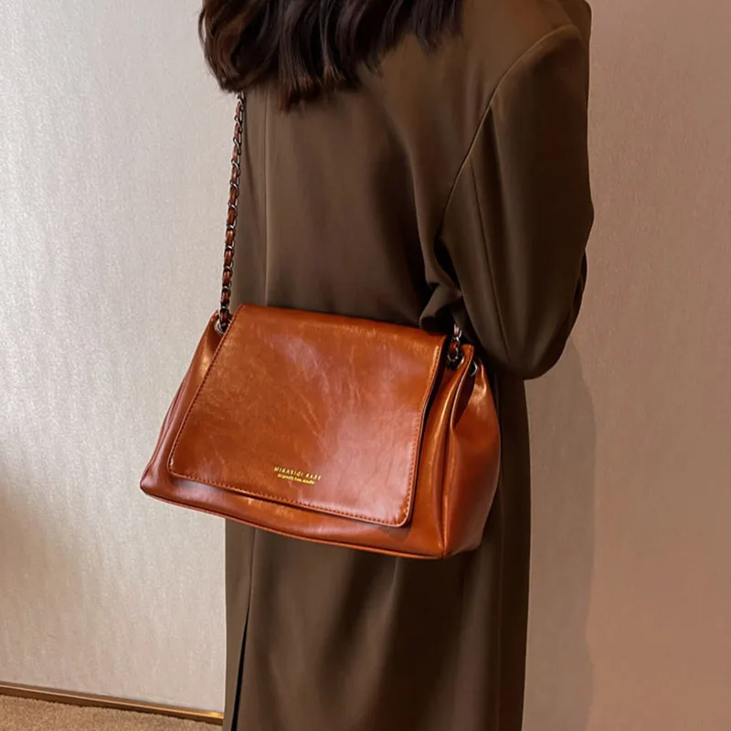 Large Capacity Retro Women's Shoulder Bags Soft Leather Chain Hobos Crossbody Bag Simple Casual Commuter Tote Satchel Versatile