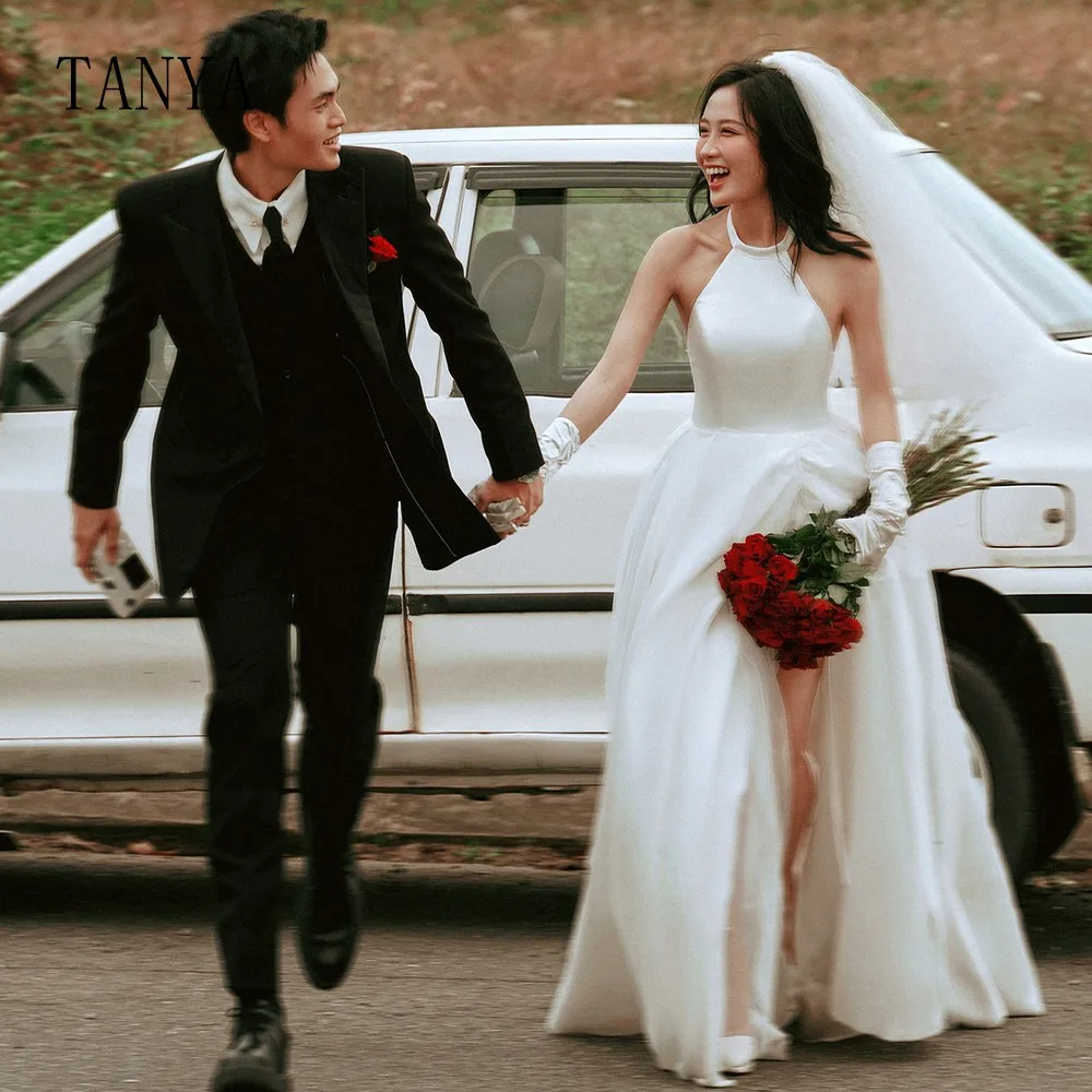 Женское свадебное платье с лямкой на шее белое из тафты высоким разрезом сбоку