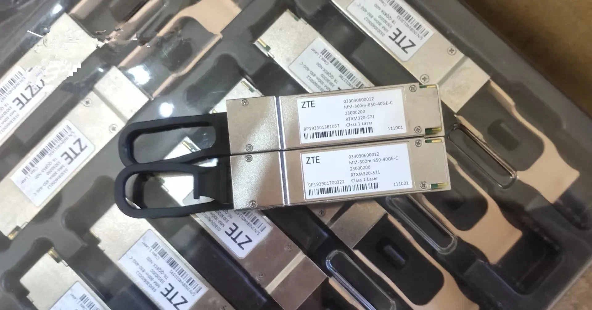 Фото Оптический трансивер Qsfp 40gb Zte 300M 033030600012 MM-300M-850-40G-C MPO 40G QSFP №1