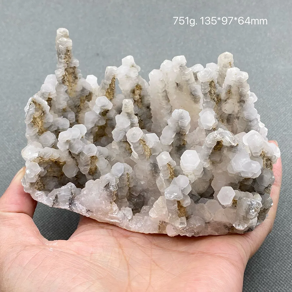 100% натуральный кальцит в форме башни (с флуоресценцией) черный образец