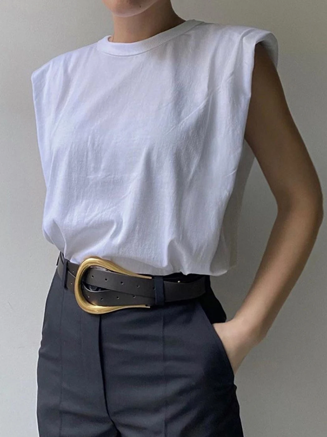 

Футболка женская хлопковая с наполнителем, шикарная Повседневная однотонная майка без рукавов, с круглым вырезом, уличная одежда, подходит ...