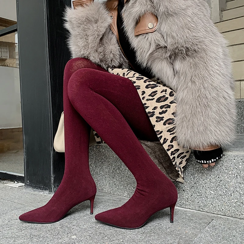 

Закрытые женские сапоги на шпильках, с острым носком