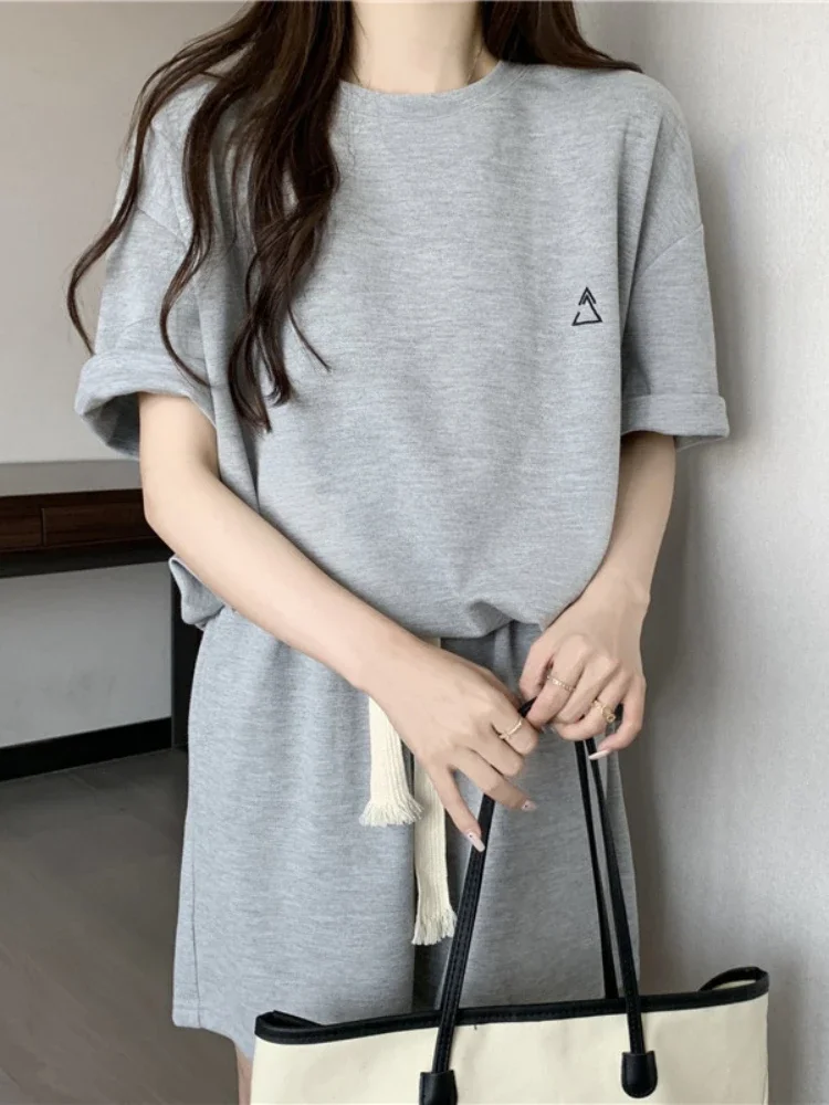 Короткий женский спортивный костюм в корейском стиле