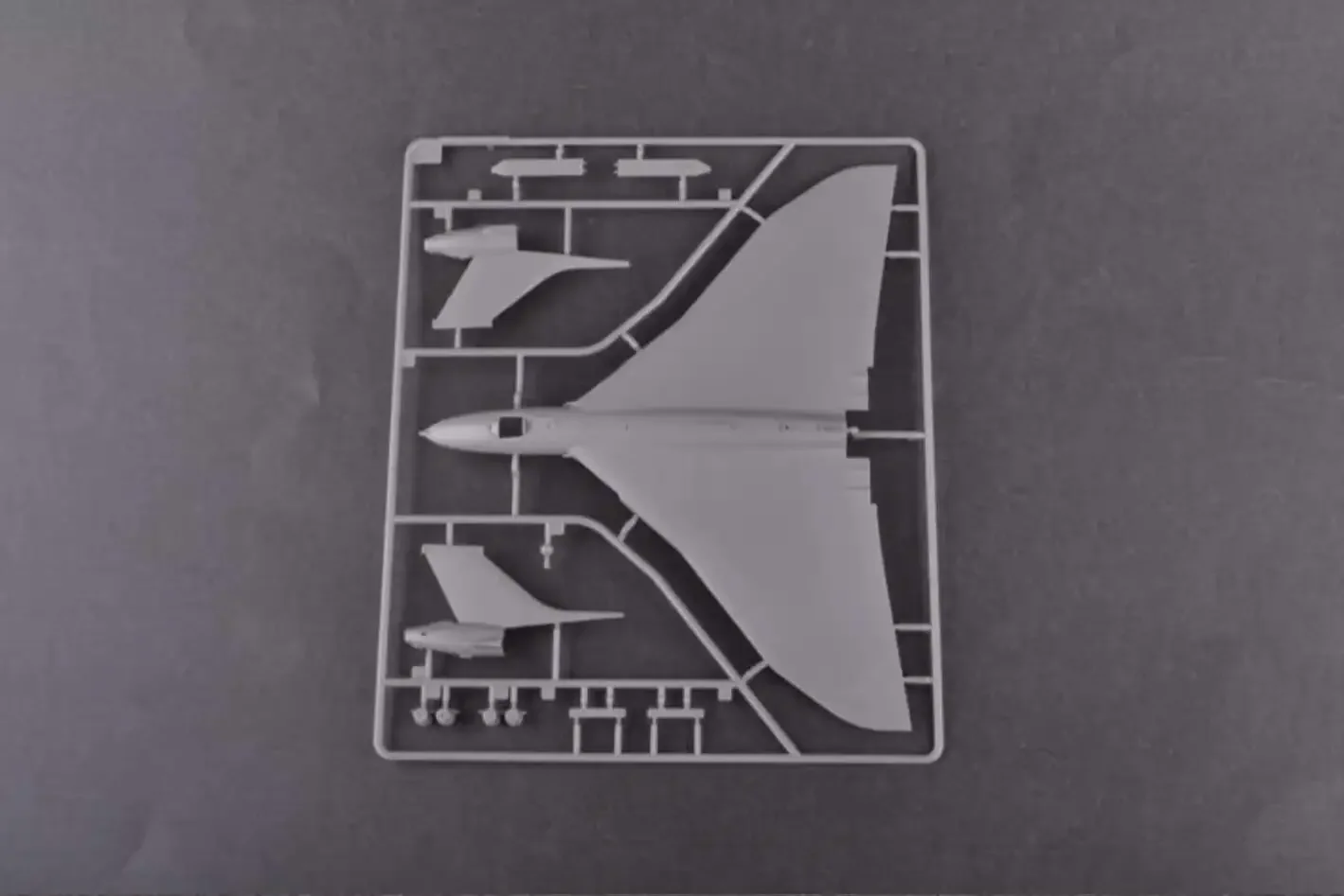 Пластиковая модель самолета Trumpeter 03931 1:144 Avro Vulcan B.Mk 2