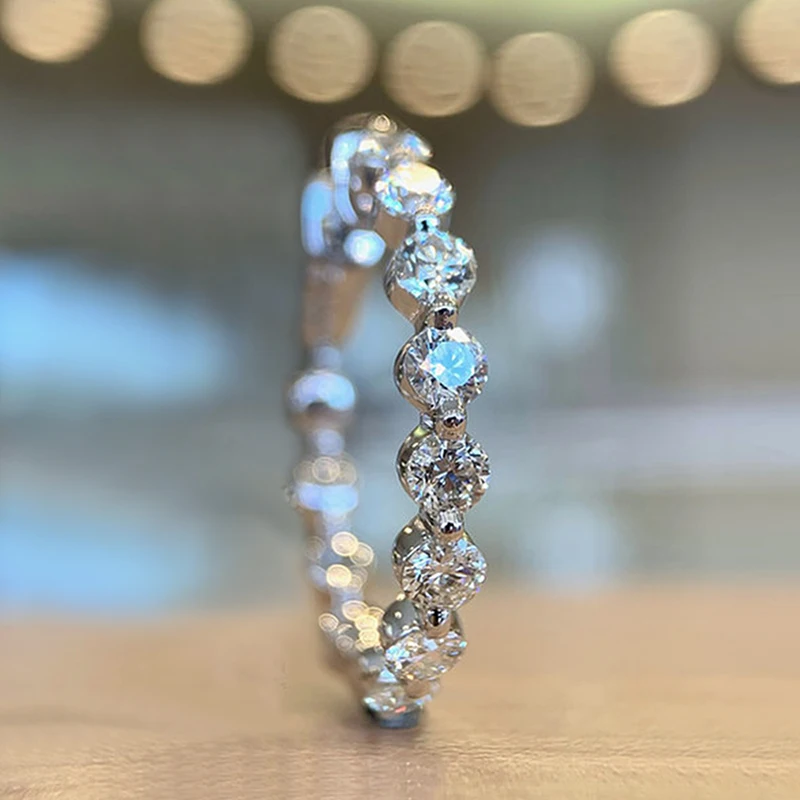 

Модные круглые обручальные кольца с фианитом, оптом