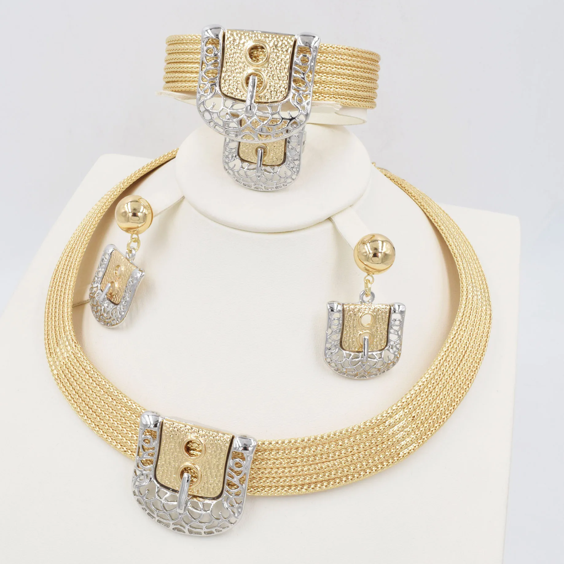 Комплект из колье серёг браслета и кольца с листьями