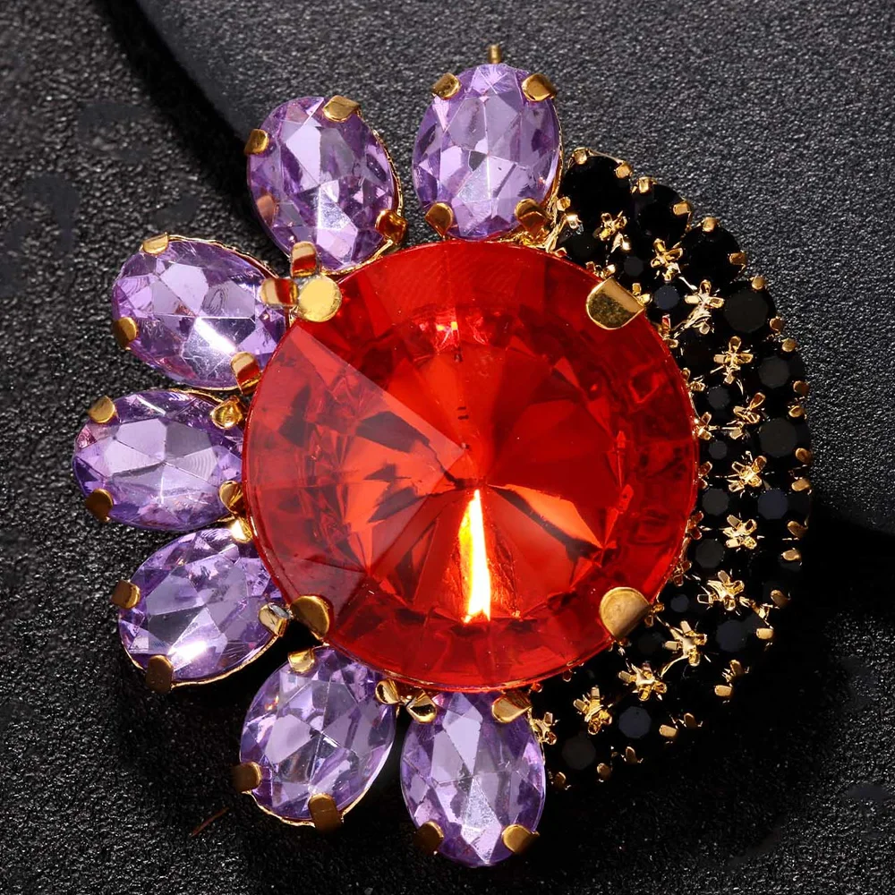 Огромные круглые серьги-гвоздики в виде искусственных камней