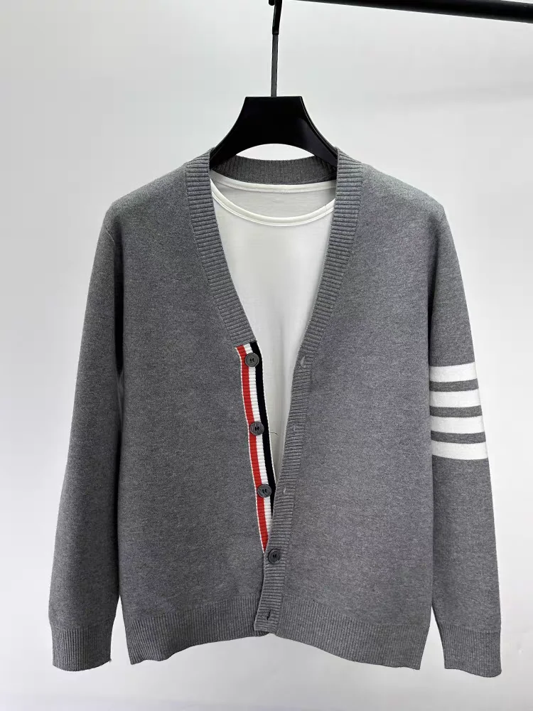Вязаный мужской кардиган с v-образным вырезом