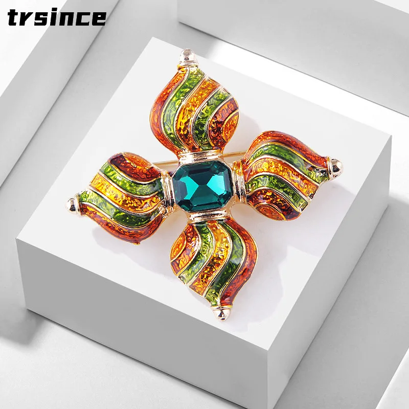 

Retro Baroque Cross Brooch Exotic High-end Green Crystal Brooches Female Court Temperament Corsage Coat Accessories for Women