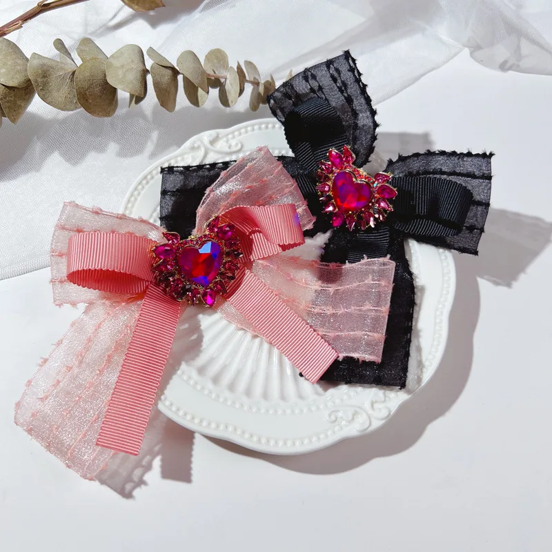 

Korean Fashion Fabric Ribbon Bow Brooches for Women Handmade Bowknot Crystal Shirt Collar Pins Luxulry Wedding Jewelry Gifts