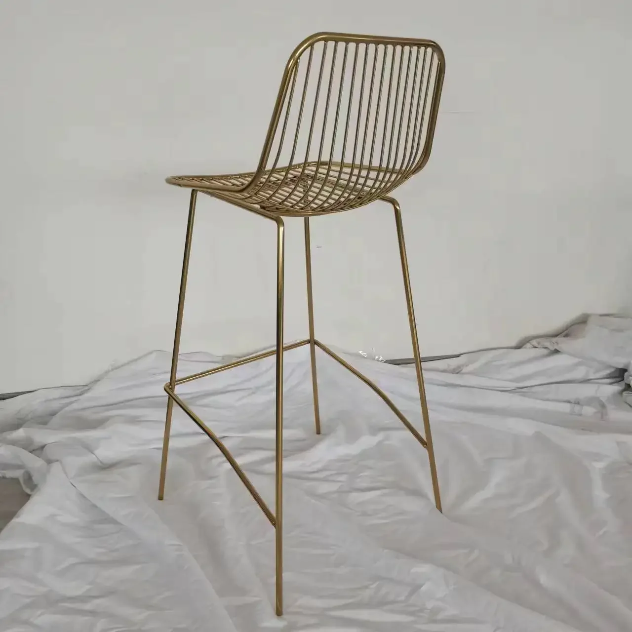 Хорошая цена оптовая продажа современный металлический барный стул золотого