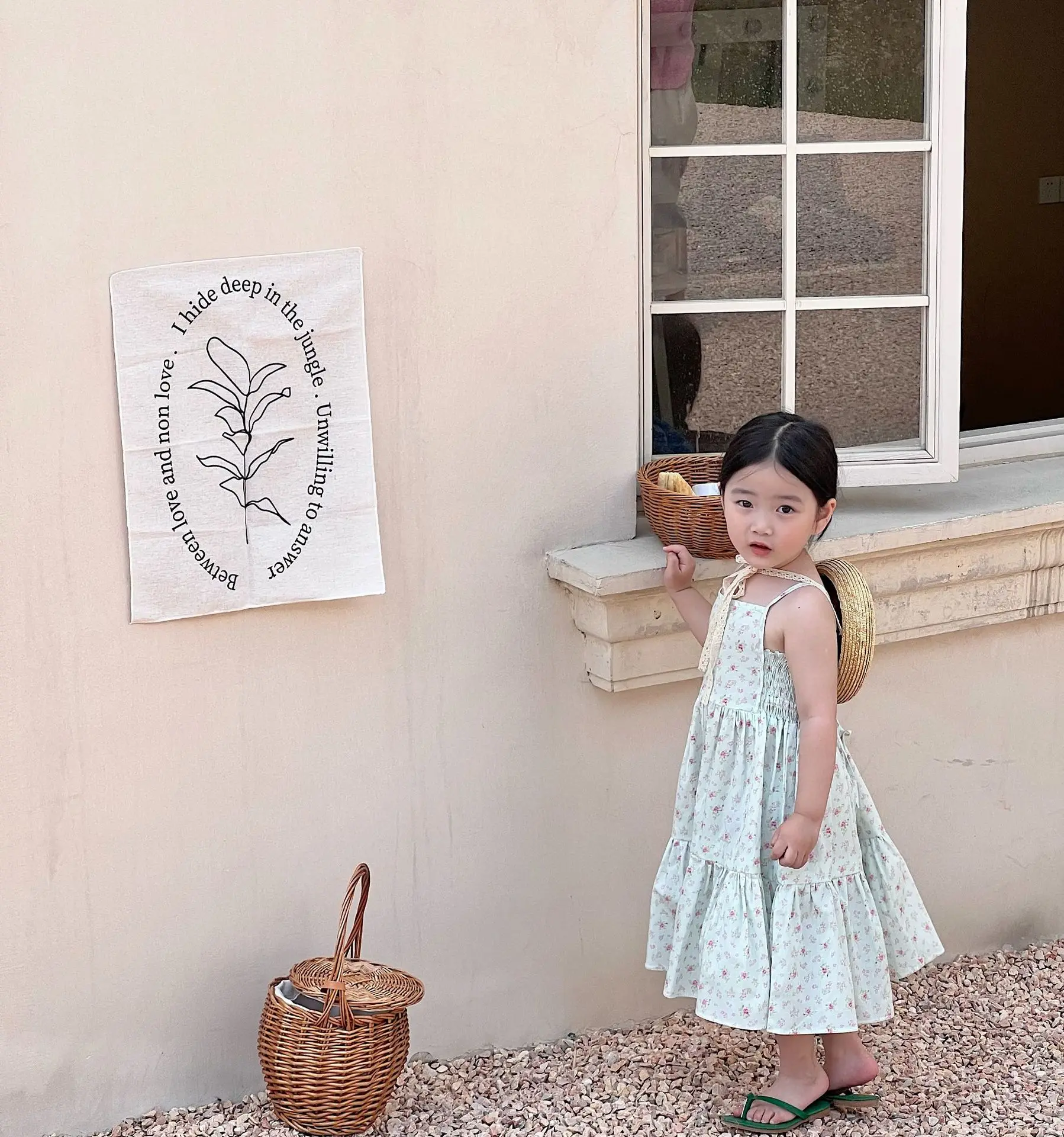 

Новинка лета 2022, модная Корейская версия, длинная юбка на подтяжках с цветочным принтом для девочек, детская юбка на подтяжках, эксклюзивная...