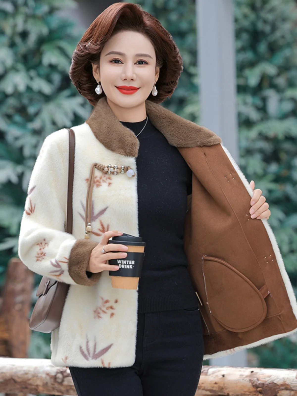 Бархатная верхняя одежда из норки среднего возраста женская зимняя в стиле