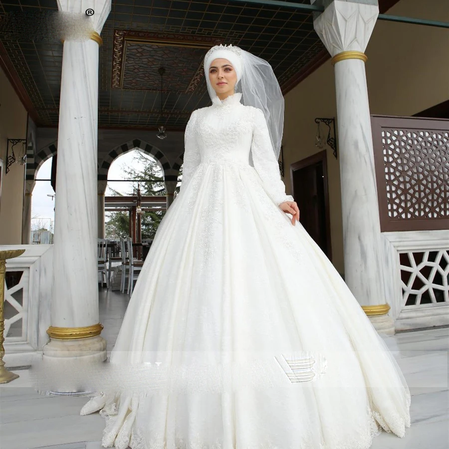 Платье невесты с цветочным кружевом и высоким воротником |