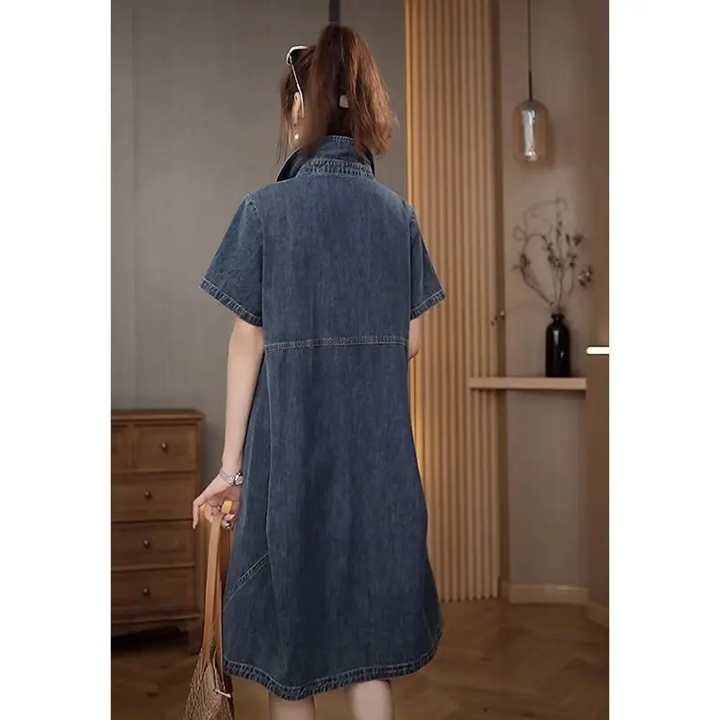 Женское свободное джинсовое платье до колен модель Лето 2024 года