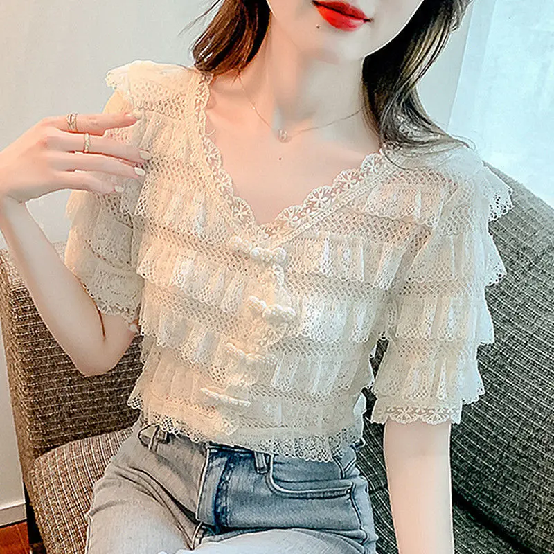

Blouse female 2022 Summer fashion V -neck plate buckle short -sleeved lace shirt solid versatile lotus casual blouse female tops