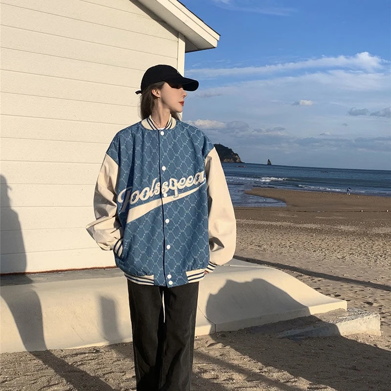 

Куртка-бомбер женская клетчатая в стиле оверсайз