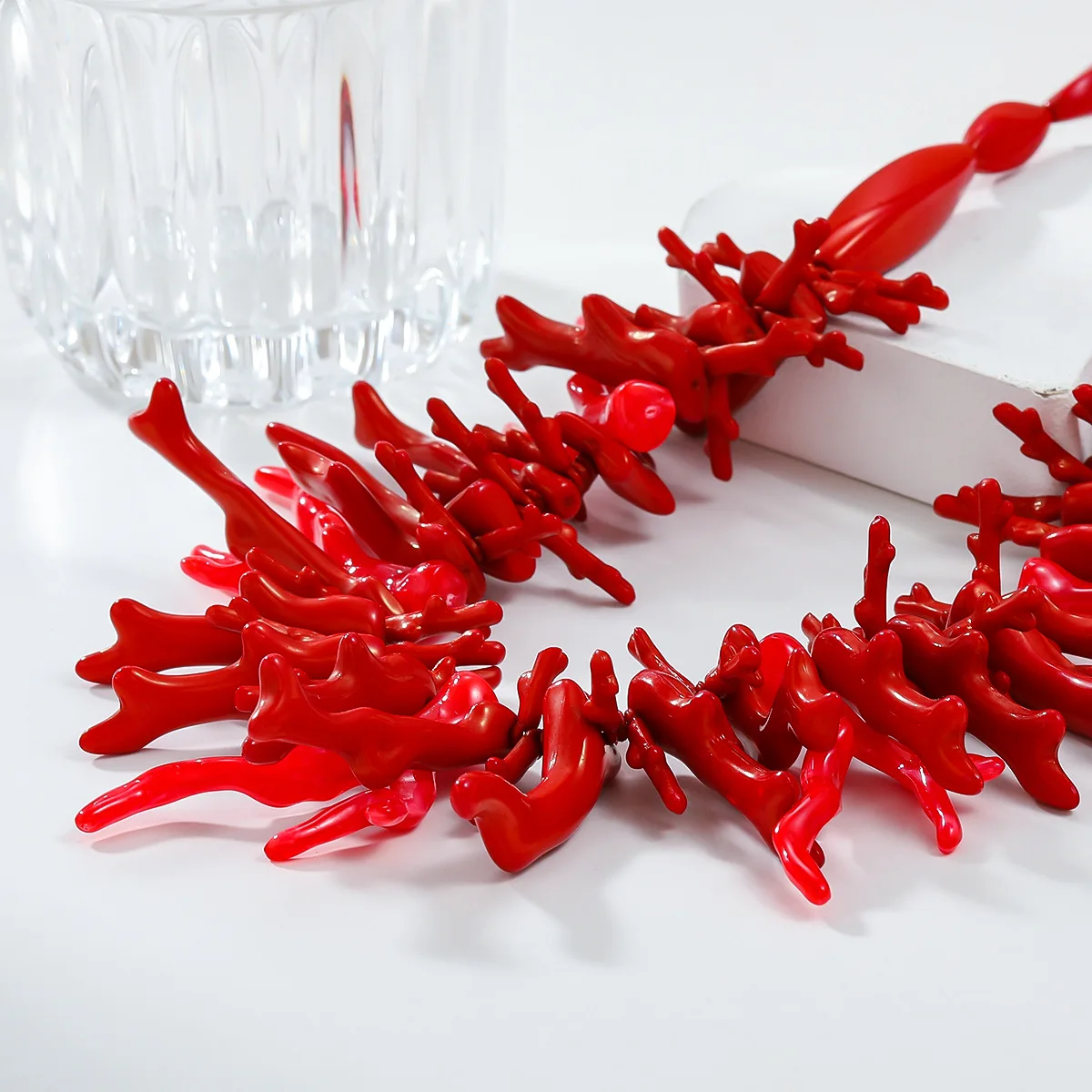 Оригинальное дизайнерское ожерелье из двух частей красного кораллового цвета