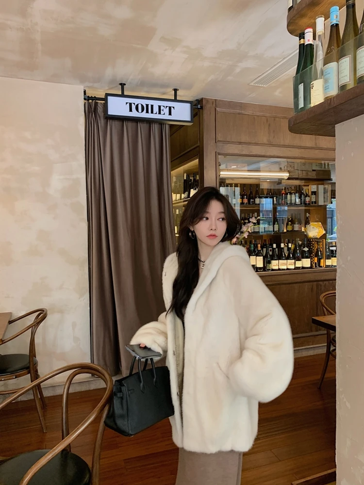 

Новинка 2023 года, элегантное плюшевое пальто из норки с капюшоном Golf, Женское зимнее свободное приталенное теплое меховое пальто средней длины