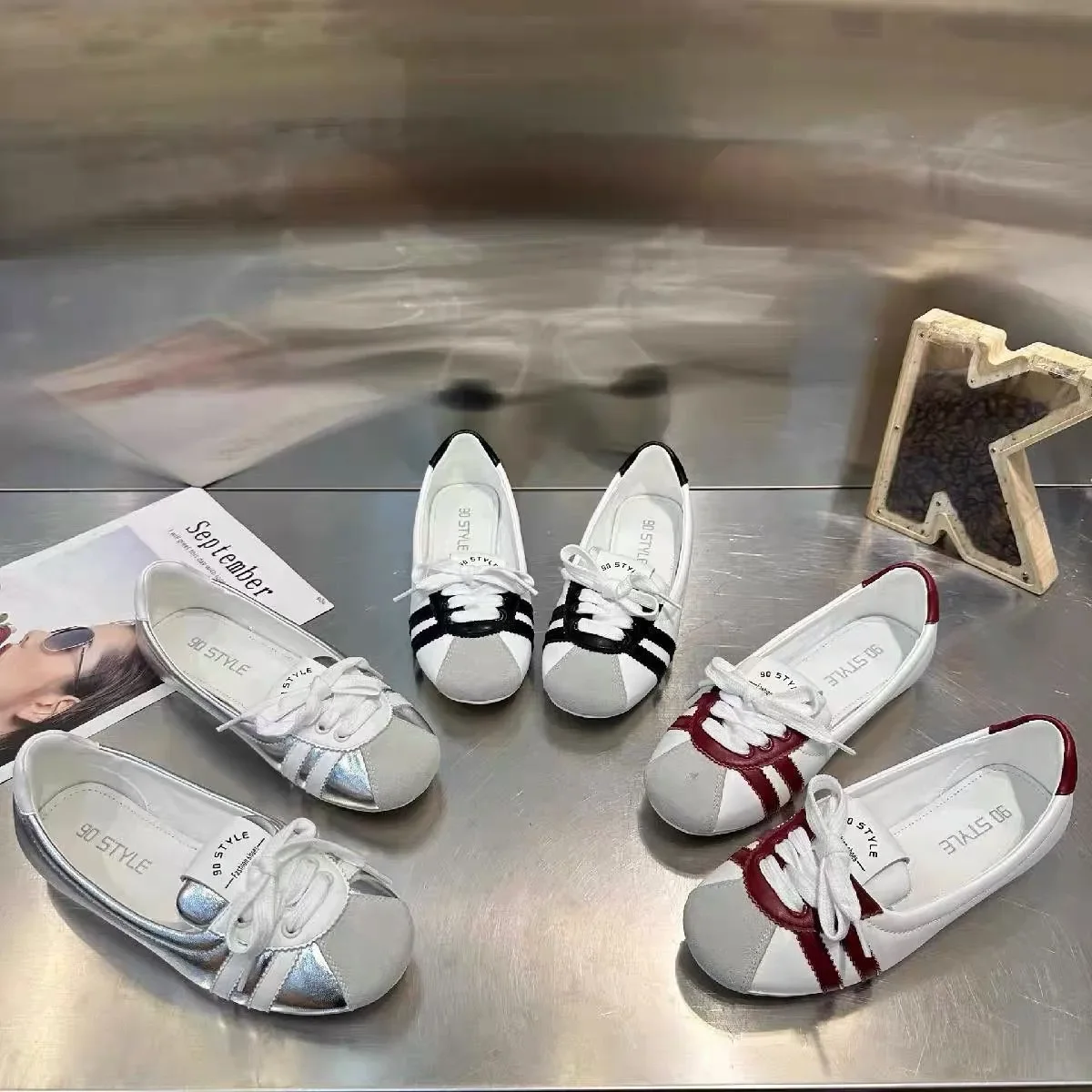 Женские кроссовки на плоской подошве с круглым носком