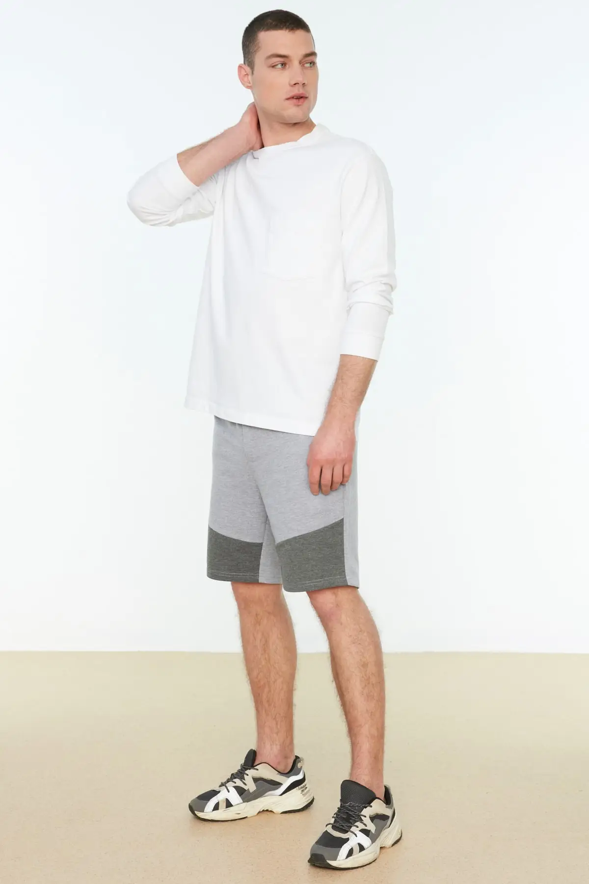 

Men's Regular Fit Contrast Piece Shorts & Bermuda