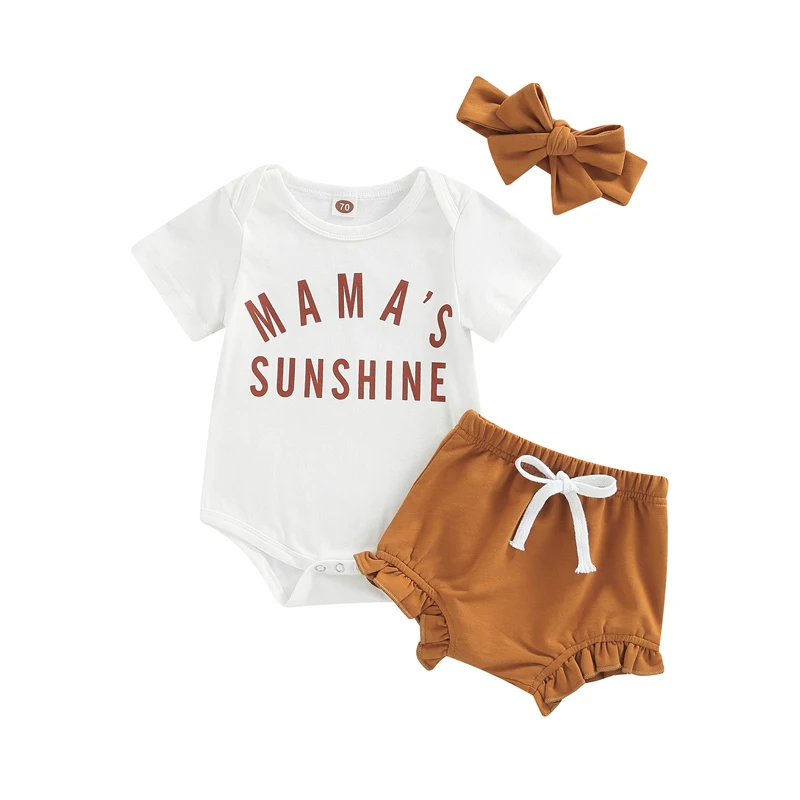 

Комплект из трех предметов для новорожденных, комбинезон с коротким рукавом и надписью, шорты с оборками, повязка на голову с эластичным поя...