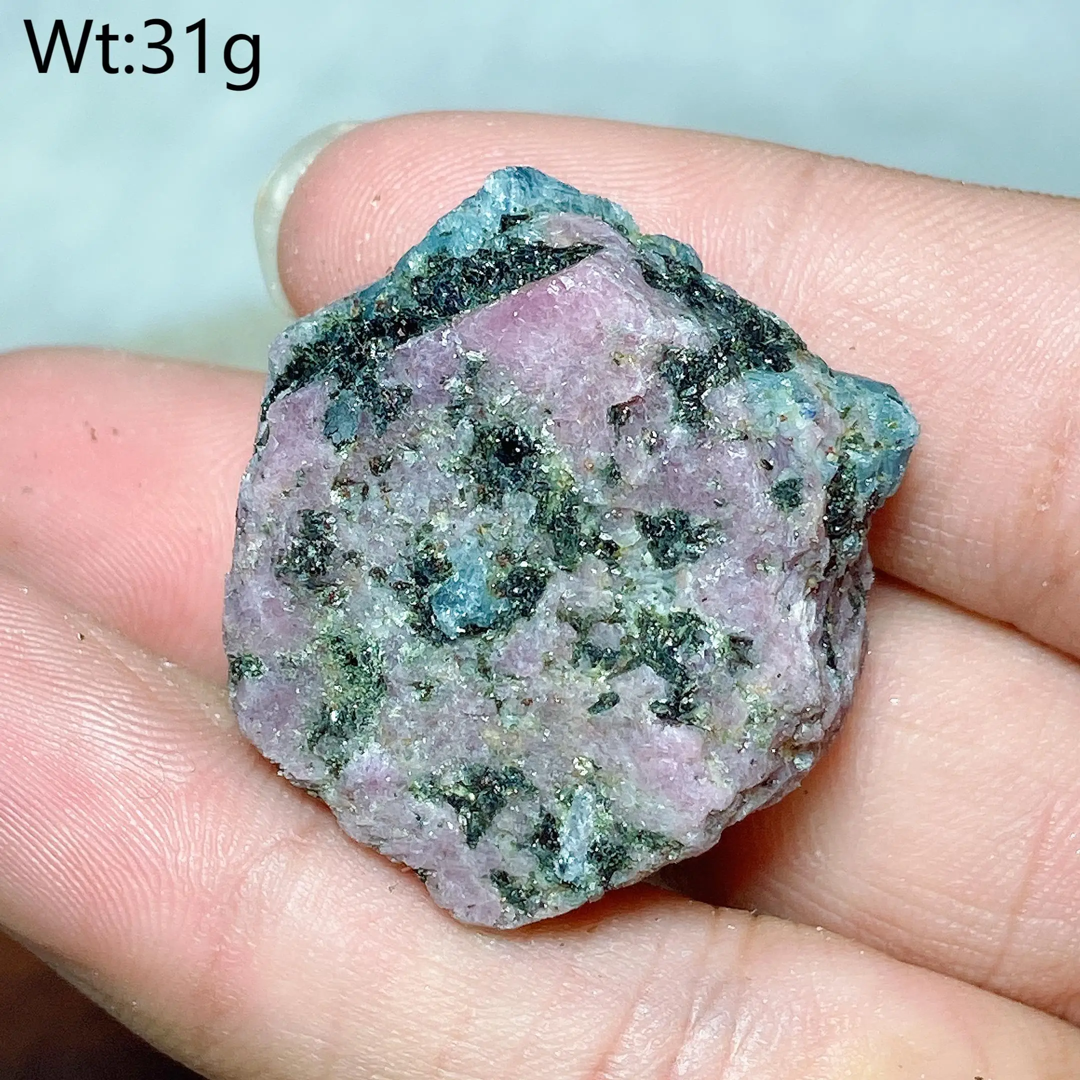 

Натуральный рубин с аквамарином, образец, с УФ-эффектом