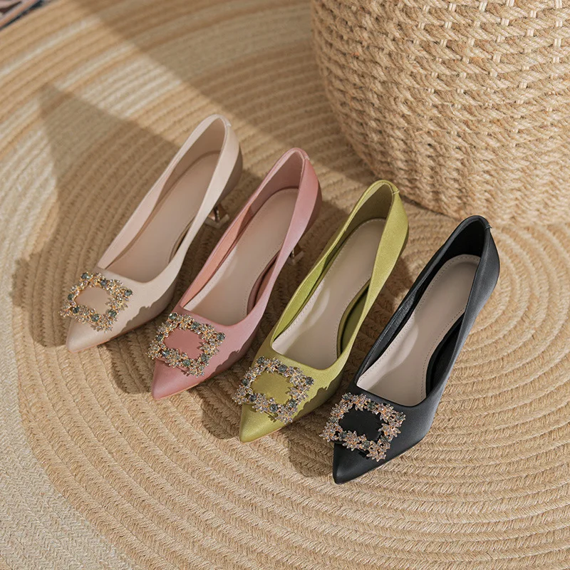 Туфли-лодочки женские на танкетке с заостренным носком шнуровке