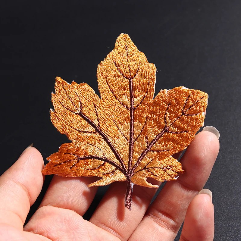 

Green maple leaf size: 7.9x7cm patches DIY coat Jeans Backpack embroidery sewing Iron On clothing DIY decorate