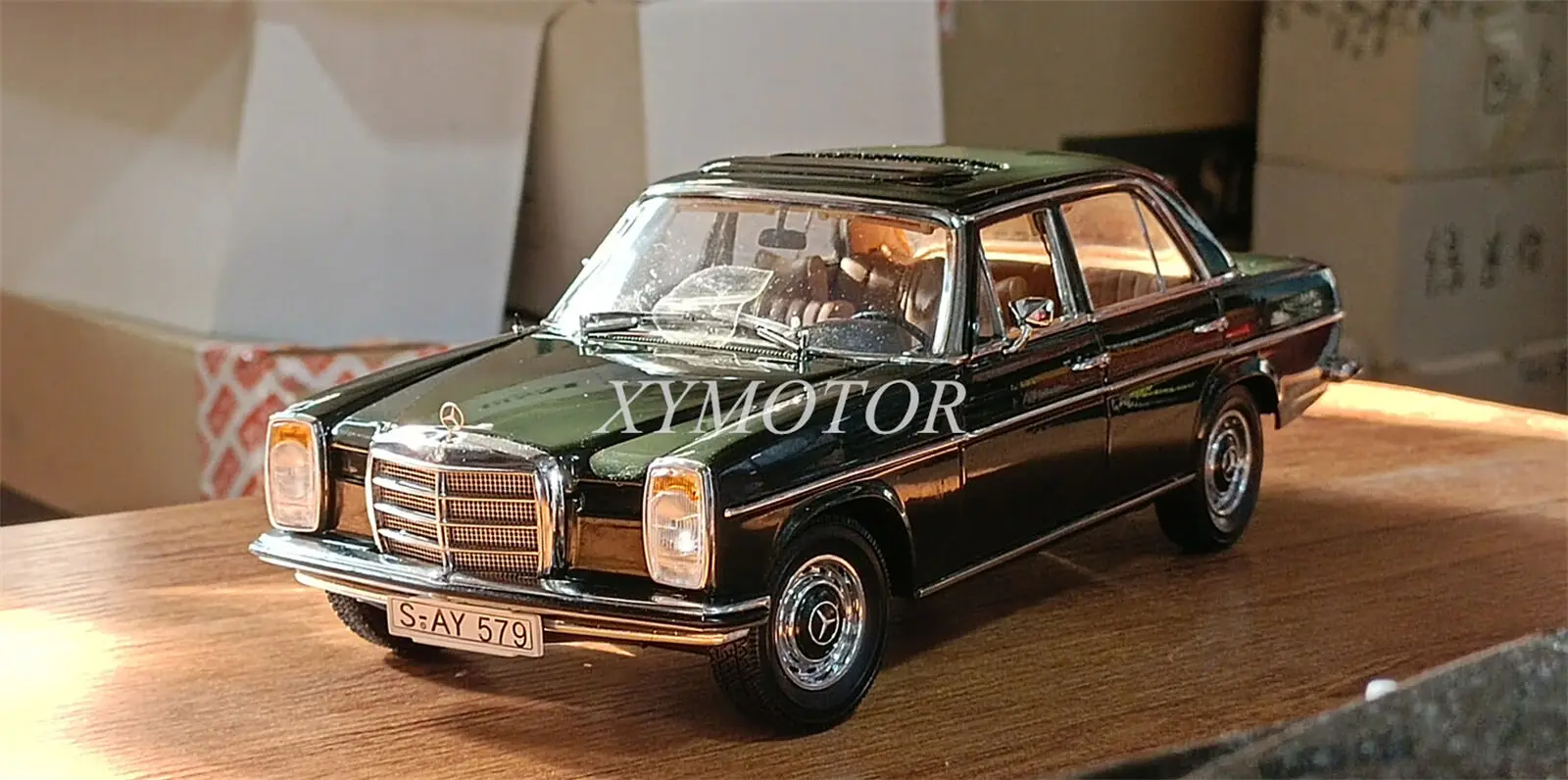

Модель автомобиля Sunstar 1/18 для Benz W115 220 E Class, литой под давлением, игрушки, подарки, коллекционные украшения с темно-зеленым дисплеем
