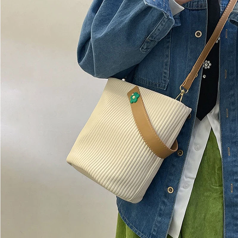 

Popular Niche Design Bucket All-match Sweet and Cool Pleated Messenger Crossbody Bags for Women Portable Bucket Satchel Handbag