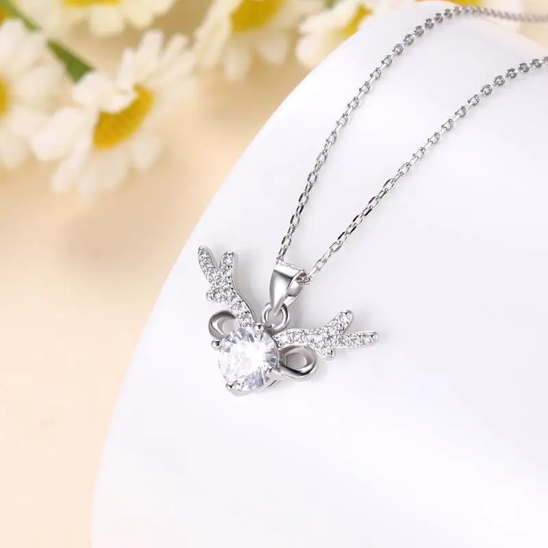 У оленя есть роскошное ожерелье с небольшой толщиной рогов моссановый бриллиант