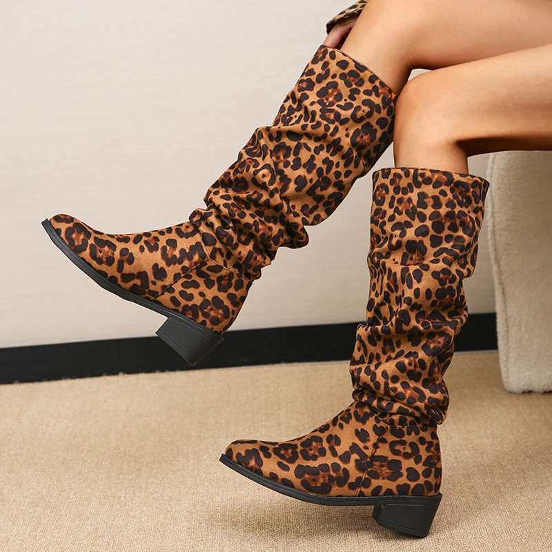 Lucyever Плиссированные длинные сапоги с леопардовым принтом женские до колена без