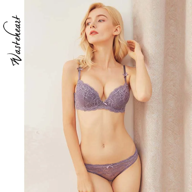 

Женский комплект нижнего белья с чашками пуш-ап