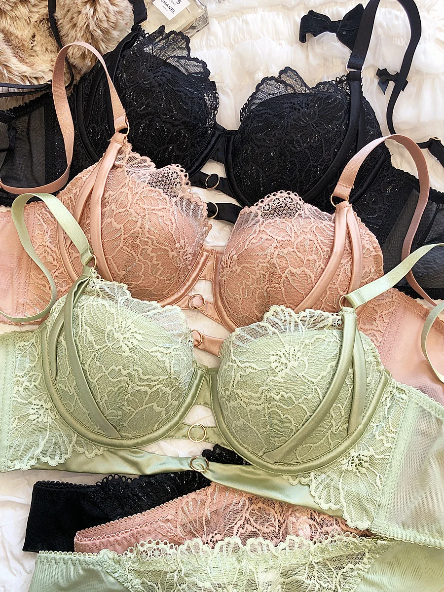 Комплект женского нижнего белья с чашками пуш-ап и цветочной вышивкой