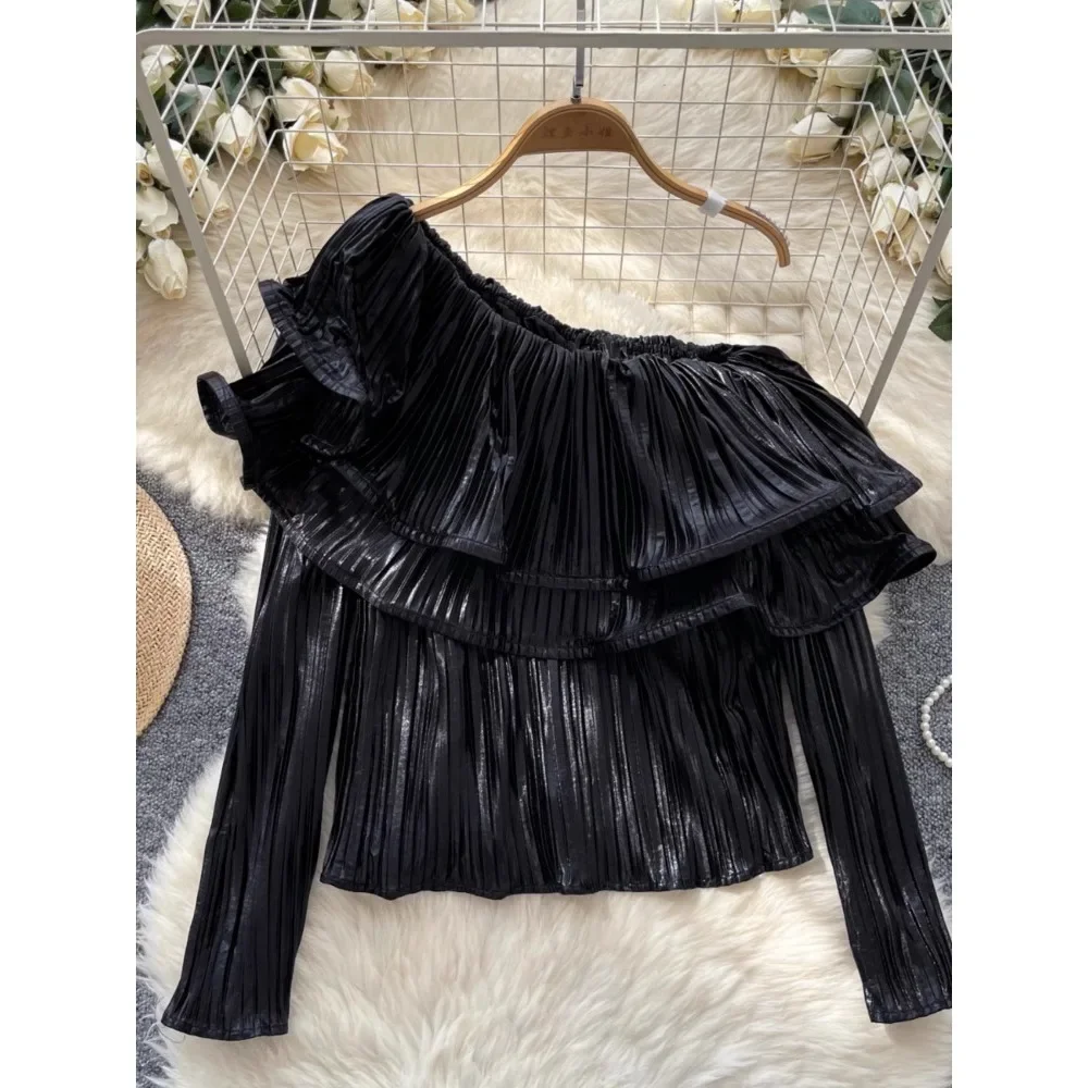 Женская блузка с диагональным воротником и открытыми плечами