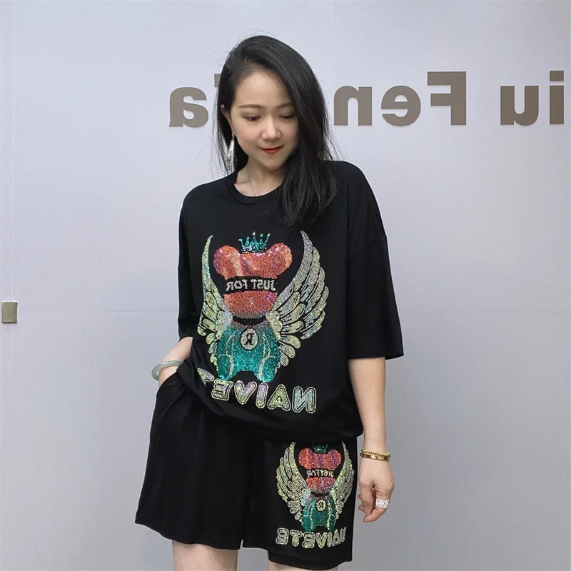 

Женский спортивный костюм из двух предметов, повседневный трикотажный топ и шорты с надписью и стразами, летняя одежда