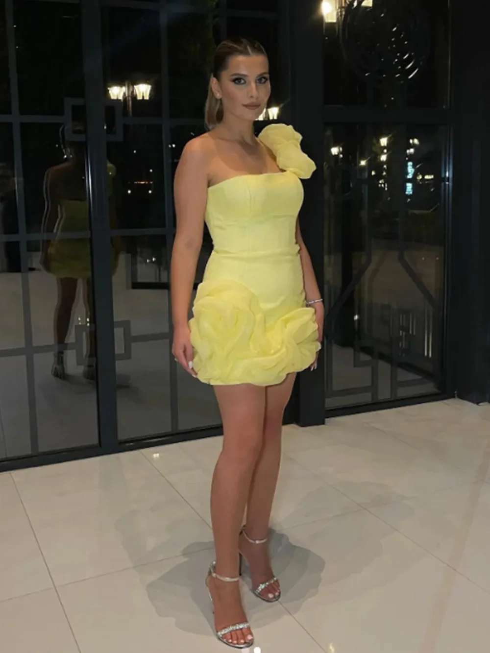 Модель 2024 желтое мини-платье женское пикантное приталенное платье на одно плечо