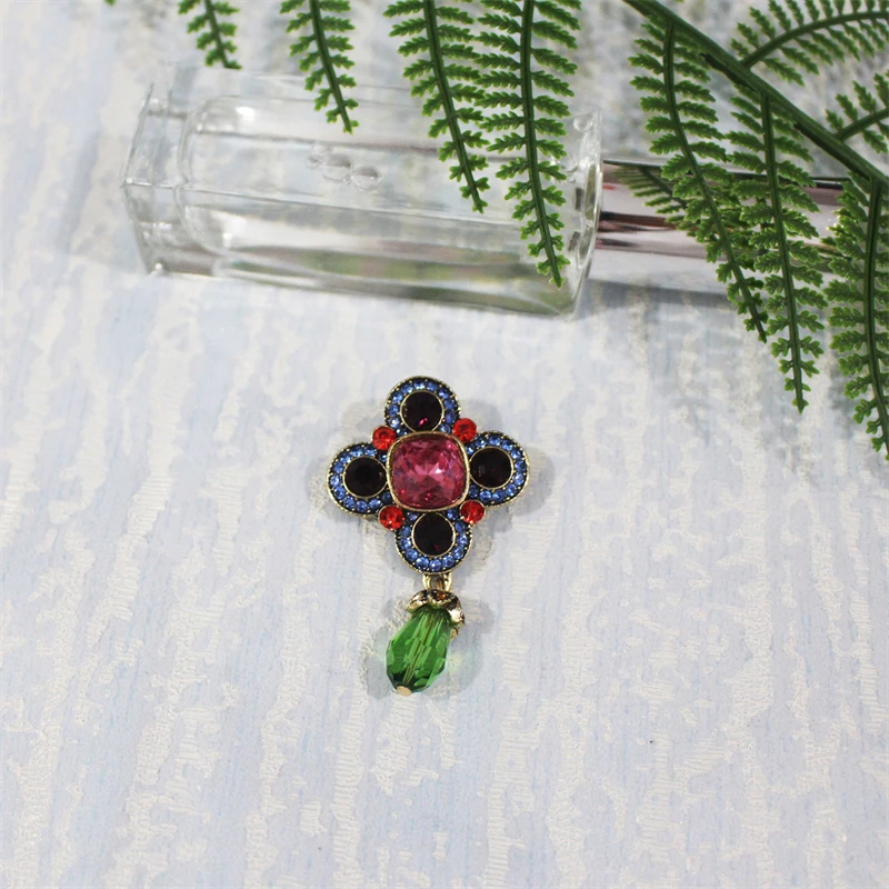 Женская брошь в виде искусственных цветов