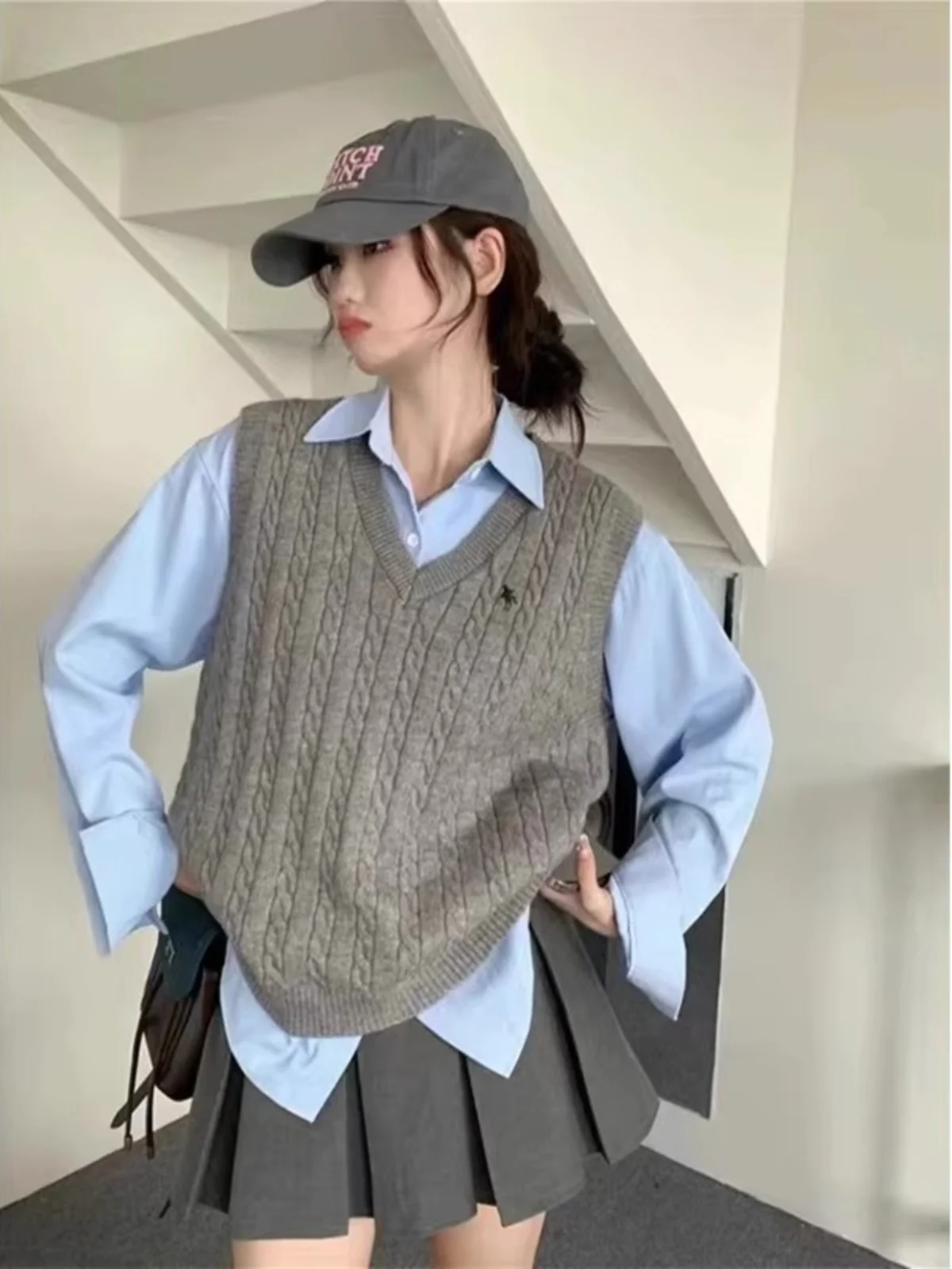 Серый уличный свитер с v-образным вырезом и вышивкой женский осенний маленький