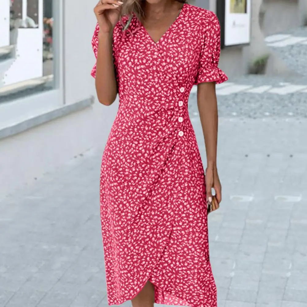 

Женское летнее платье с V-образным вырезом