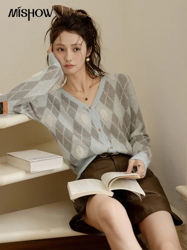 Женский трикотажный свитер в клетку с V-образным вырезом